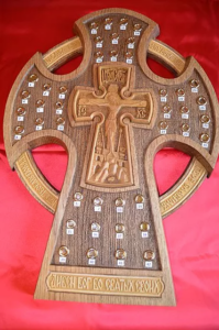 Крест с частицами мощей Святых угодников Божиих: